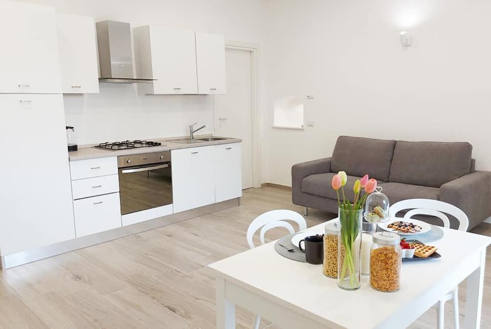 אג'רולה Four White Apartments מראה חיצוני תמונה