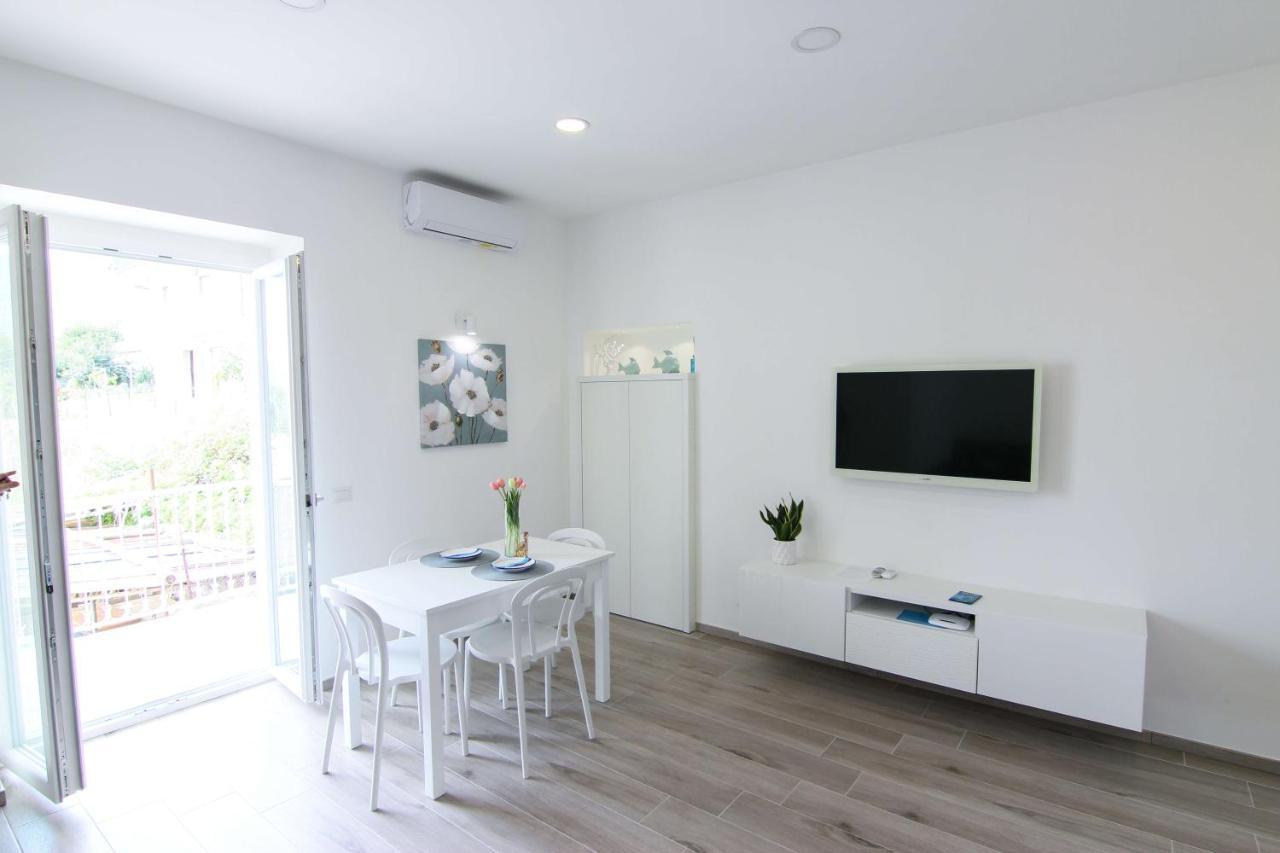 אג'רולה Four White Apartments מראה חיצוני תמונה